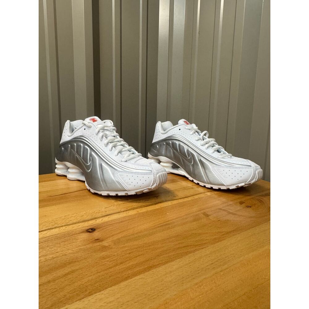 Nike Shox R4 Women's Size 10 White Metallic Silver Red AR3565-101